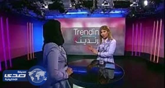 بالفيديو.. رد فعل مذيعة ارتدت ضيفتها نفس قميصها