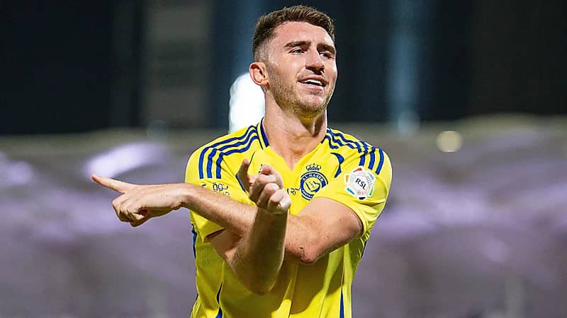 مدافع النصر يفاجئ زملاءه بهدايا من "الذهب والألماس" .. فيديو