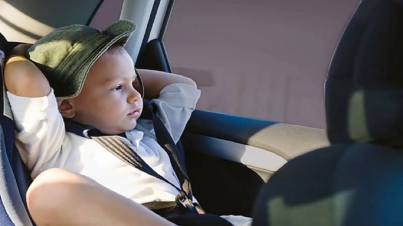 طرق لحماية أطفالك من أشعة الشمس أثناء جلوسهم داخل السيارة