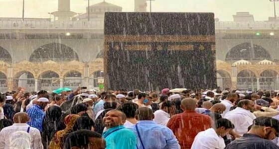 بالفيديو والصور.. هطول أمطار صيفية على المشاعر المقدسة لحظة احتشاد الحجاج بصحن المطاف