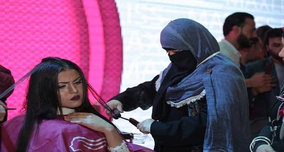 بالصور.. مصففة شعر منتقبة تثير الجدل