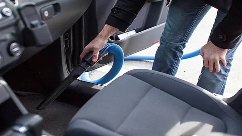 الطريقة الصحيحة لتنظيف داخلية السيارة