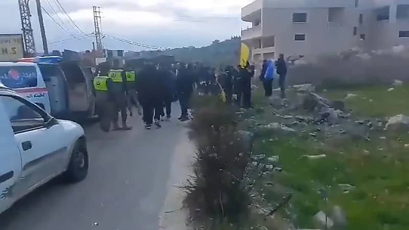 الجيش اللبناني يقيم حاجزًا في الطيرة لمنع دخول الأهالي إلى عيتا .. فيديو