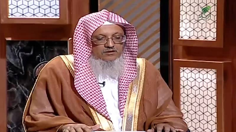 "العسكر" يوضح حكم الصلاة بأجزاء من الآيات لمن لا يحفظون القرآن (فيديو)