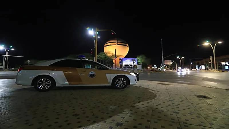 الإطاحة بمواطنين ترجلا من مركبة وتركاها تسير بالطريق في القصيم