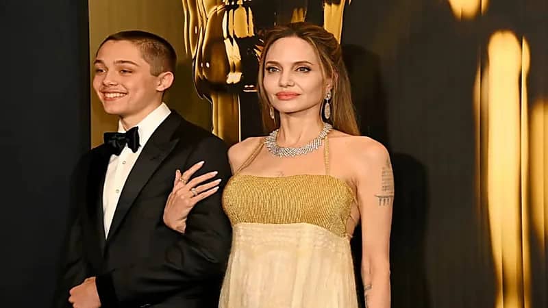 أنجلينا جولي تتألق في حفل جوائز المحافظين برفقة ابنها نوكس جولي بيت .. فيديو