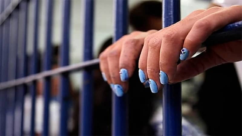 القبض على امرأة تجردت من ملابسها واعتدت على شرطيين