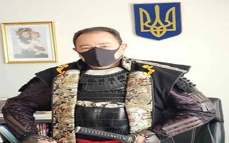 السفير الياباني لدى أوكرانيا يرفض المغادرة ويظهر بالساموراي