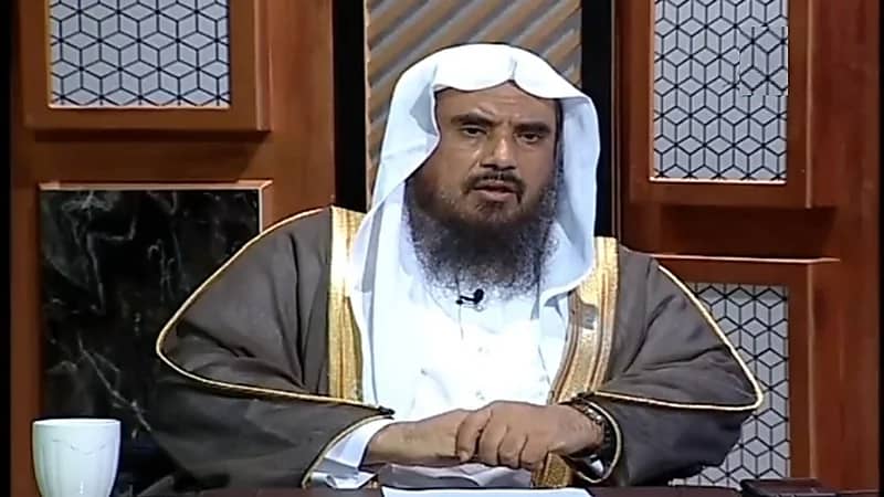 بالفيديو.. "الخثلان" يوضح حكم استخدام تطبيقات تضم رموز مثل "الصليب"
