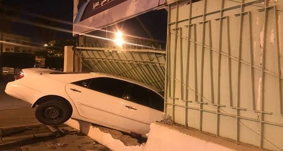 بالصور.. اقتحام سيارة لجدار مدرسة بالطائف