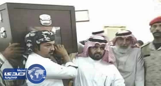 بالصور.. محافظ ظهران الجنوب يتقدم المصلين على " القحطاني " شهيد الوطن