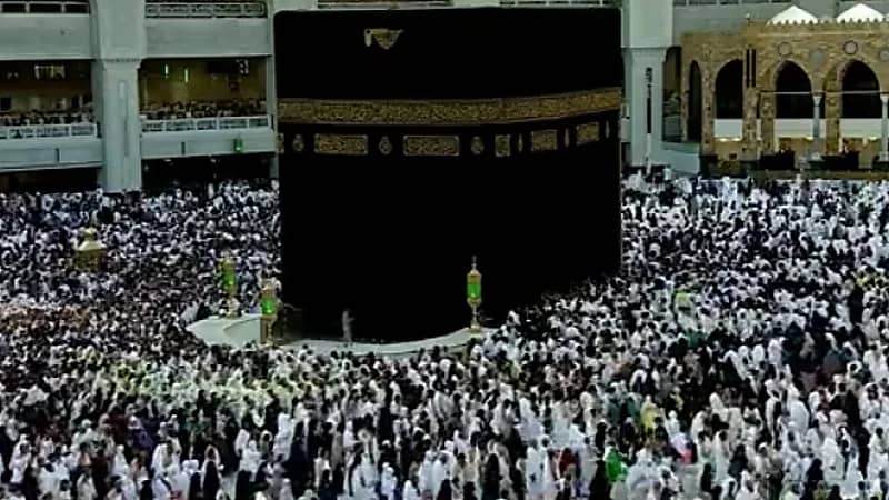 المعتمرون يؤدون مناسكهم في صحن الطواف وسط رعاية جليلة للحفاظ على سلامتهم .. فيديو