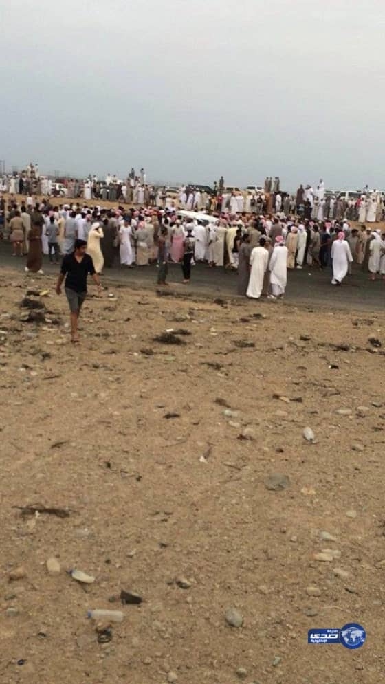 شاهد بالفيديو والصور ..حادث مروع لانقلاب سيارة جيب أثناء التفحيط بعُمان.. وتطاير شخصان منها