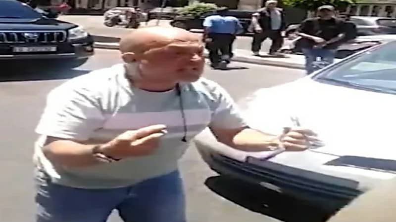 لبناني يصرخ وسط الشارع بسبب نقص دواء ابنته المريضة في الصيدليات ببيروت " فيديو "