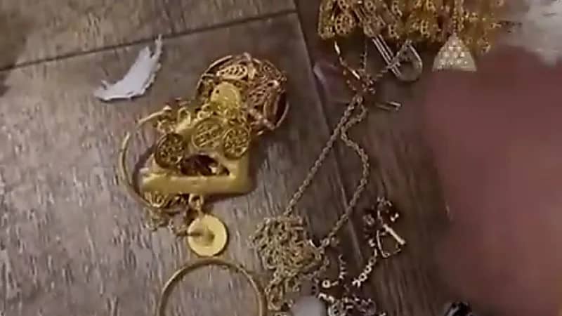 العنود اليوسف تستعرض مسروقاتها التي سرقتها خادمتها ..فيديو