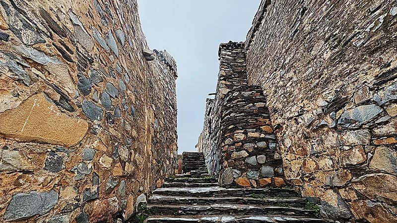 إحياءً للتراث .. الغامدي يعيد تأهيل المبني القديم بقرية الظفير بالباحة .. صور