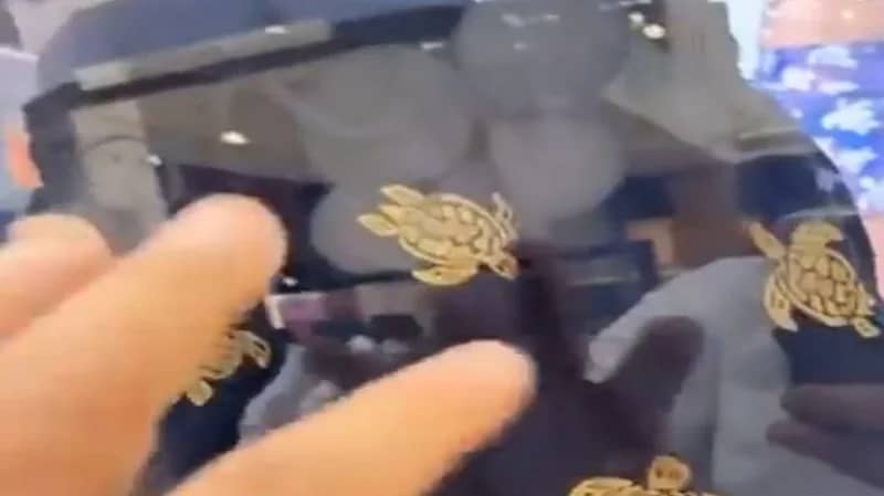 شاهد.. يعقوب بوشهري يثير الجدل بشورت سباحة باهظ الثمن