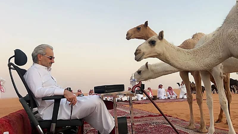 شاهد .. الوليد بن طلال في رحلة في البر