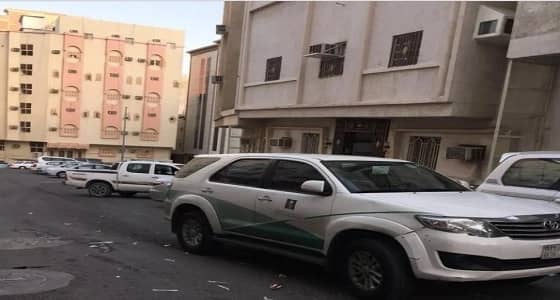 بالصور.. " التجارة " تغلق مستودعًا لتصنيع السلع المخالفة والمقلدة بمكة