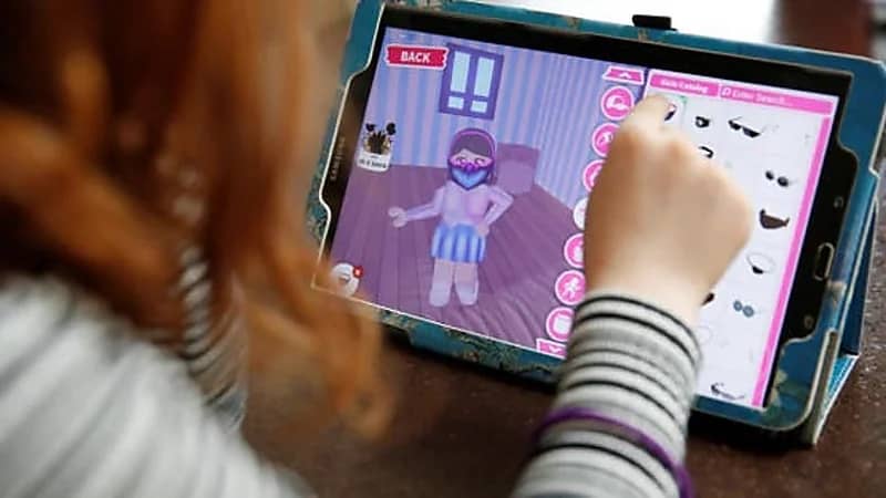 هيئة تنظيم الإعلام تلزم روبلوكس بإيقاف المحادثات الصوتية والكتابية