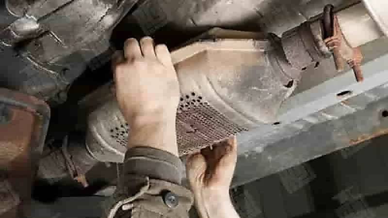 خطوات تنظيف البوابة وعلبة البيئة في السيارة