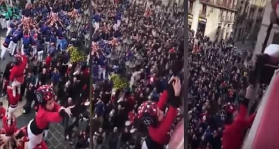 بالفيديو.. طفلة تسقط من فوق هرم بشري