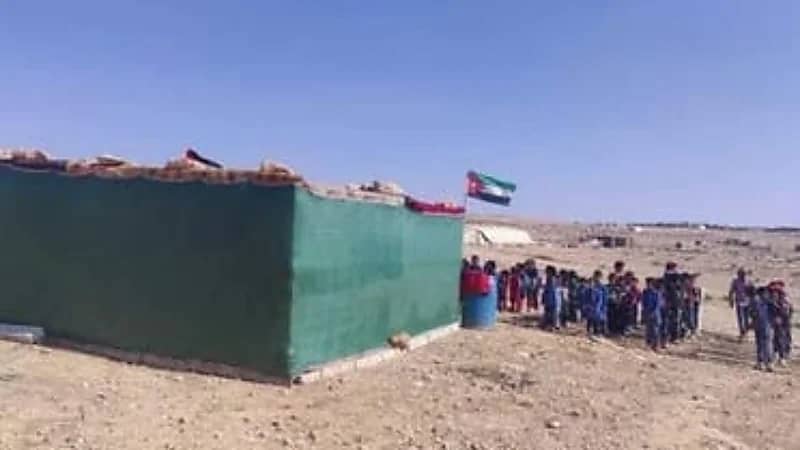 شاهد.. طلبة بالزي الرسمي أمام خيمة مدرسية في الأردن 