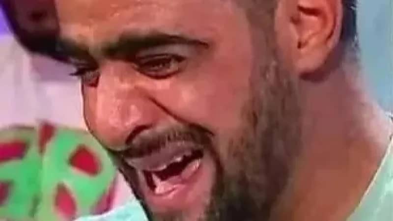 شاب يأسر قلوب العرب عقب فقد بصرة بمادة حارقة على يد أصدقائه