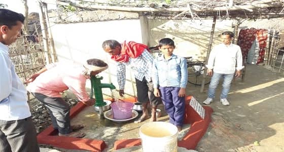 مواطن يحفر بئرا خيرية وفاء للأمير الراحل منصور بن مقرن