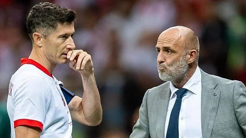 استقالة مدرب بولندا بعد أزمة مع ليفاندوفسكي بسبب شارة القيادة