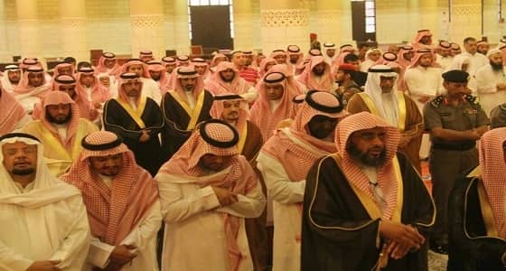 أمير الرياض يؤدي صلاة الجنازة على إمام  مسجد " تركي بن عبد الله "