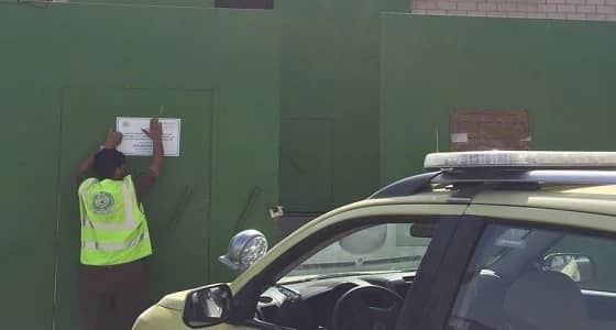 بالصور.. " مدني جدة " يفصل التيار عن 7 مستودعات مخالفة