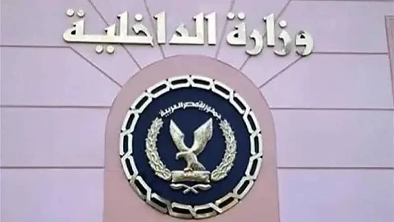 مشهد مخل لضابطي شرطة في مصر والداخلية ترد