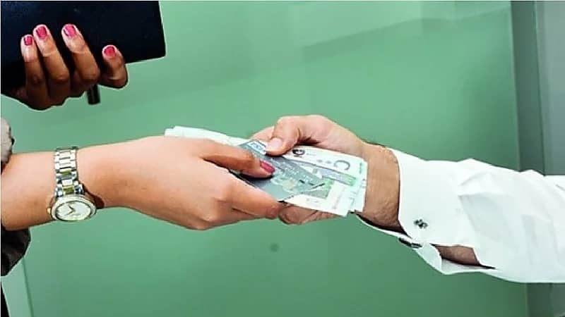 بالفيديو ..محامي: لا يحق للزوج الأخذ من راتب زوجته