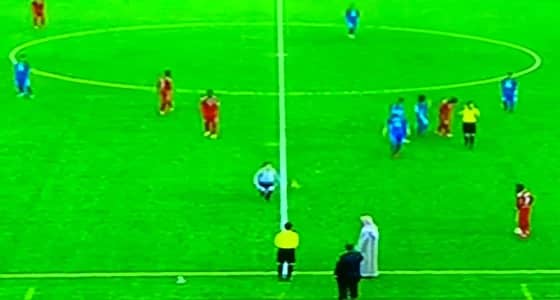 بالفيديو.. طفل يتسبب في إيقاف مباراة الكويت وعمان