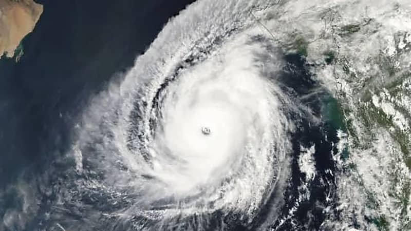 توقف الملاحة الجوية بمطار مسقط والموانيء القريبة بسواحل عمان "صور"