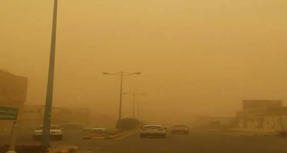بالصور.. موجة غبار تجتاح شوارع حفر الباطن