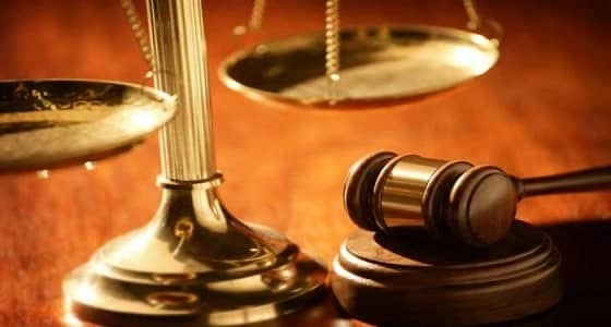 سيدة تحاول ضرب القاضي لإدانته شقيقها بالخرطوم