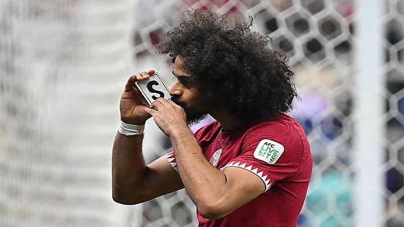 أكرم عفيف يحتفل بهدفه بخدعة سحرية .. فيديو