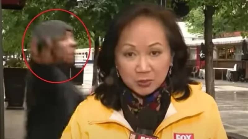 شاهد.. شاب يوجه مسدسه للكاميرا خلال تغطية مجزرة تكساس