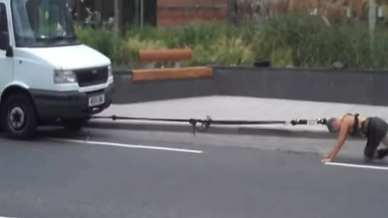 فتاة تسحب سيارتها بشعرها بعد نفاد الوقود!