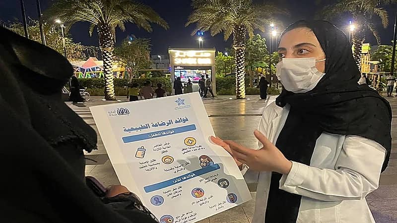 "الفرق الصحية" بمجمع الملك عبدالله الطبي تنفذ برنامجًا توعويًا عن الرضاعة الطبيعية.. صور