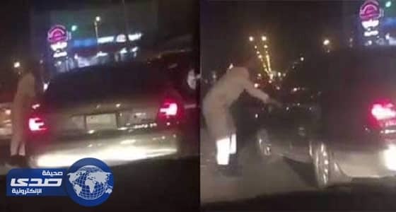 بالفيديو.. معتل يسبب الرعب للمارة بالرياض