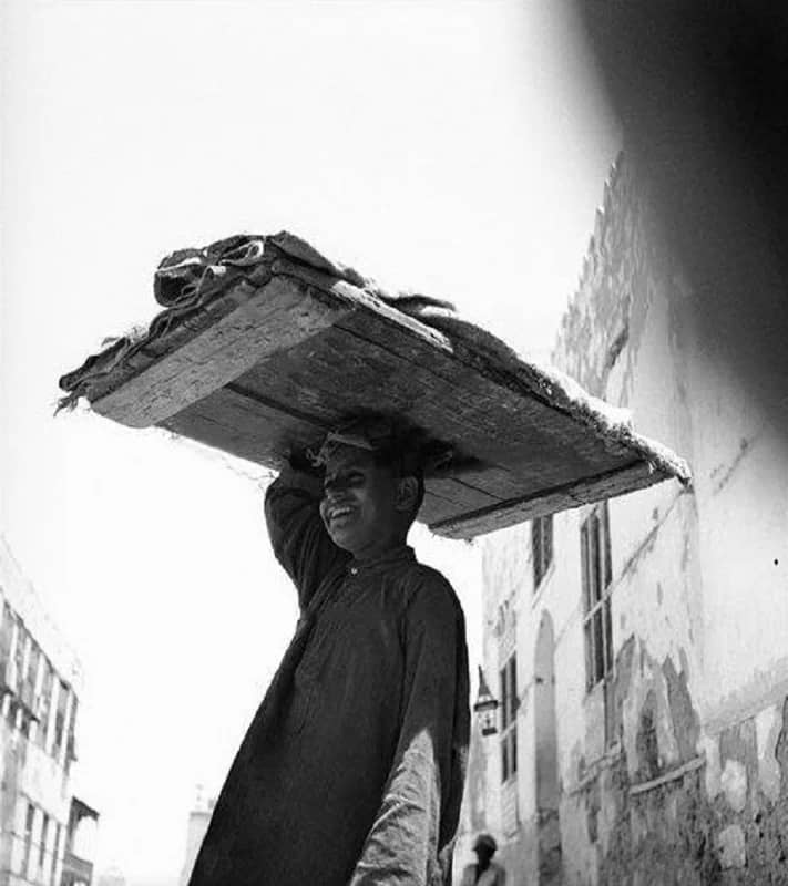 ابتسامة ساحرة لبائع متجول صغير السن في جدة قبل 75 عام