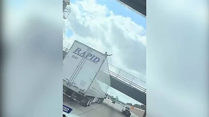 فيديو.. نهاية مأساوية لشاب أراد الرقص على ظهر شاحنة وهي تسير