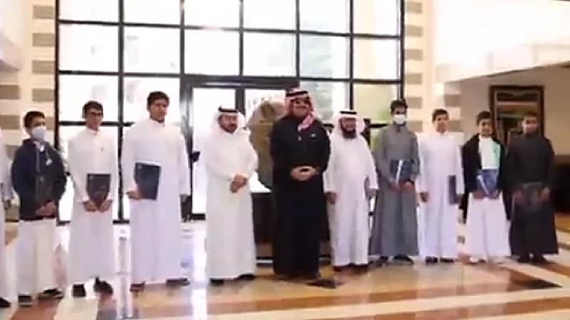 بالفيديو.. أمير عسير يزور طالبًا في فصله الدراسي بأبها