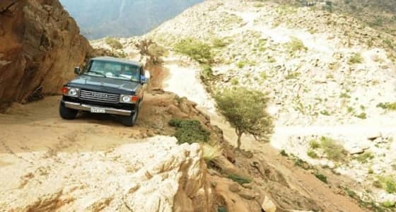 وفاة عائلة وإصابة رضيع في إنزلاق سيارة بعقبة حبس الداير