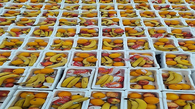 جمعية روافد النصبة توزع الفواكة الطازجة والمياه على مستفيديها "صور" 