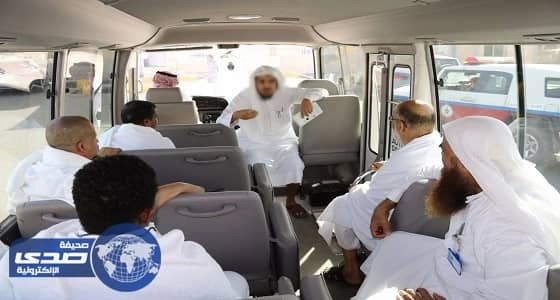 نزلاء يتوشحون الإحرام بعد شمولهم العفو الملكي