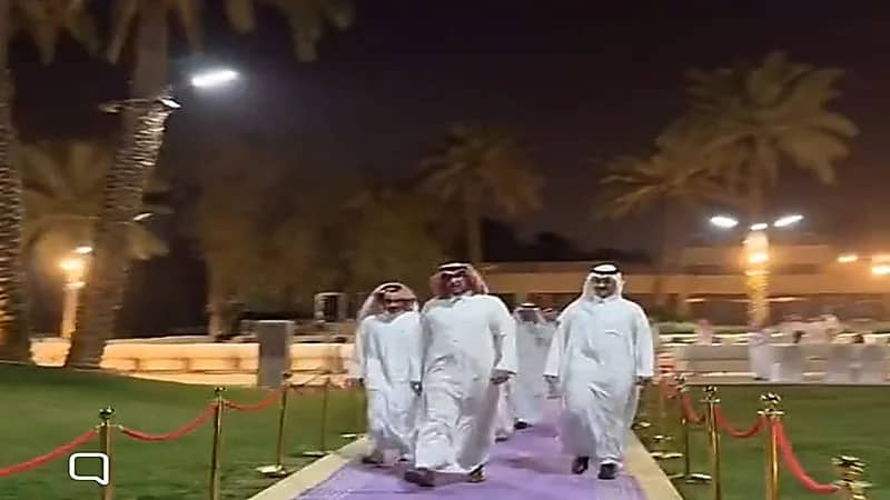 الأمير سعود خالد الفيصل ممازحاً أحد المعازيم لا تصور البيت.. فيديو